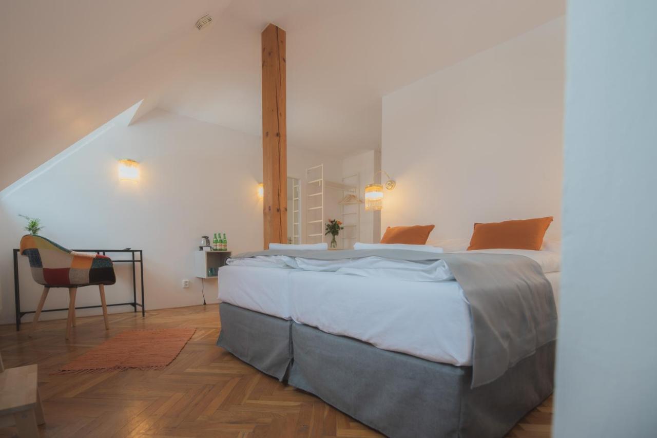 Hotel Petrin Jablonec nad Nisou Bagian luar foto