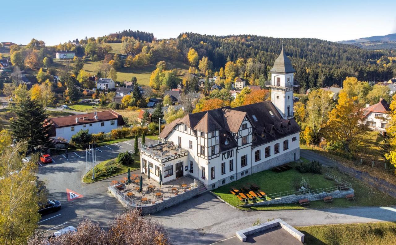 Hotel Petrin Jablonec nad Nisou Bagian luar foto
